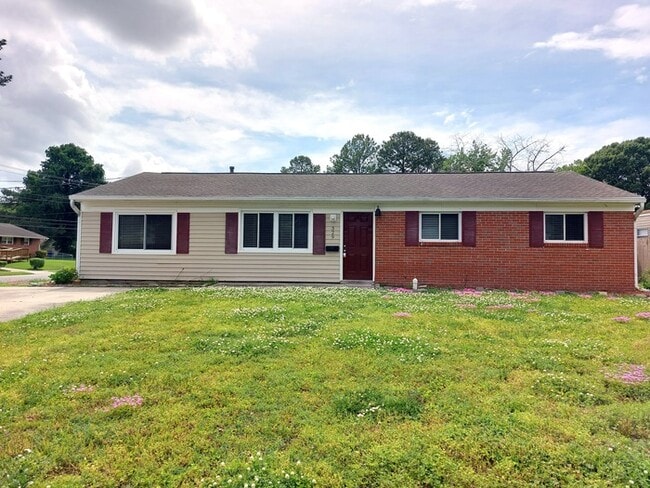 Building Photo - BEAUTIFUL 3 BD/ 1 BTH CORNER LOT WITH W/D ...
