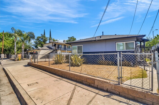 Foto del edificio - 1121 N Mayfield Ave