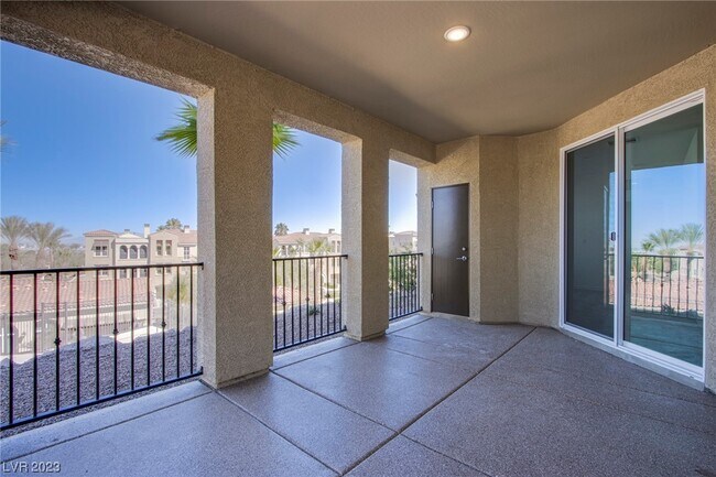 Building Photo - 2555 Hampton Rd