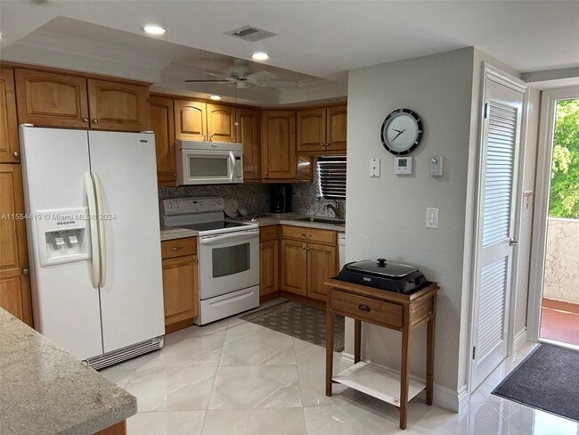 Building Photo - 9520 S Hollybrook Lake Dr