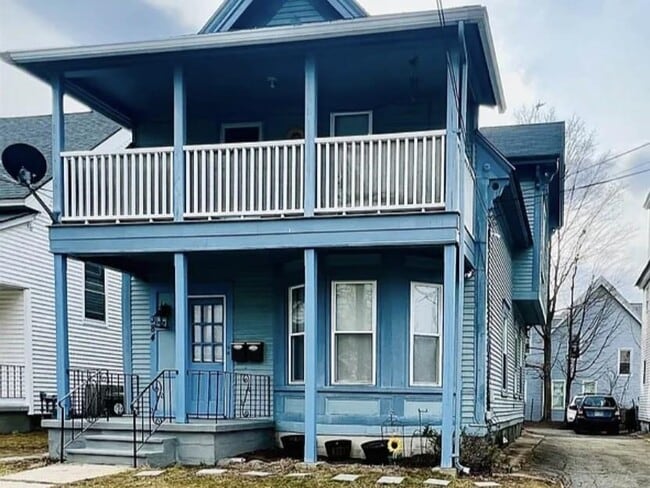 Building Photo - 384 Belmont St