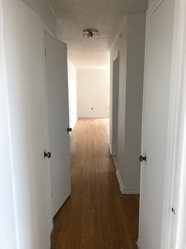 Photo du bâtiment - Large One Bedroom - Lake Ontario View