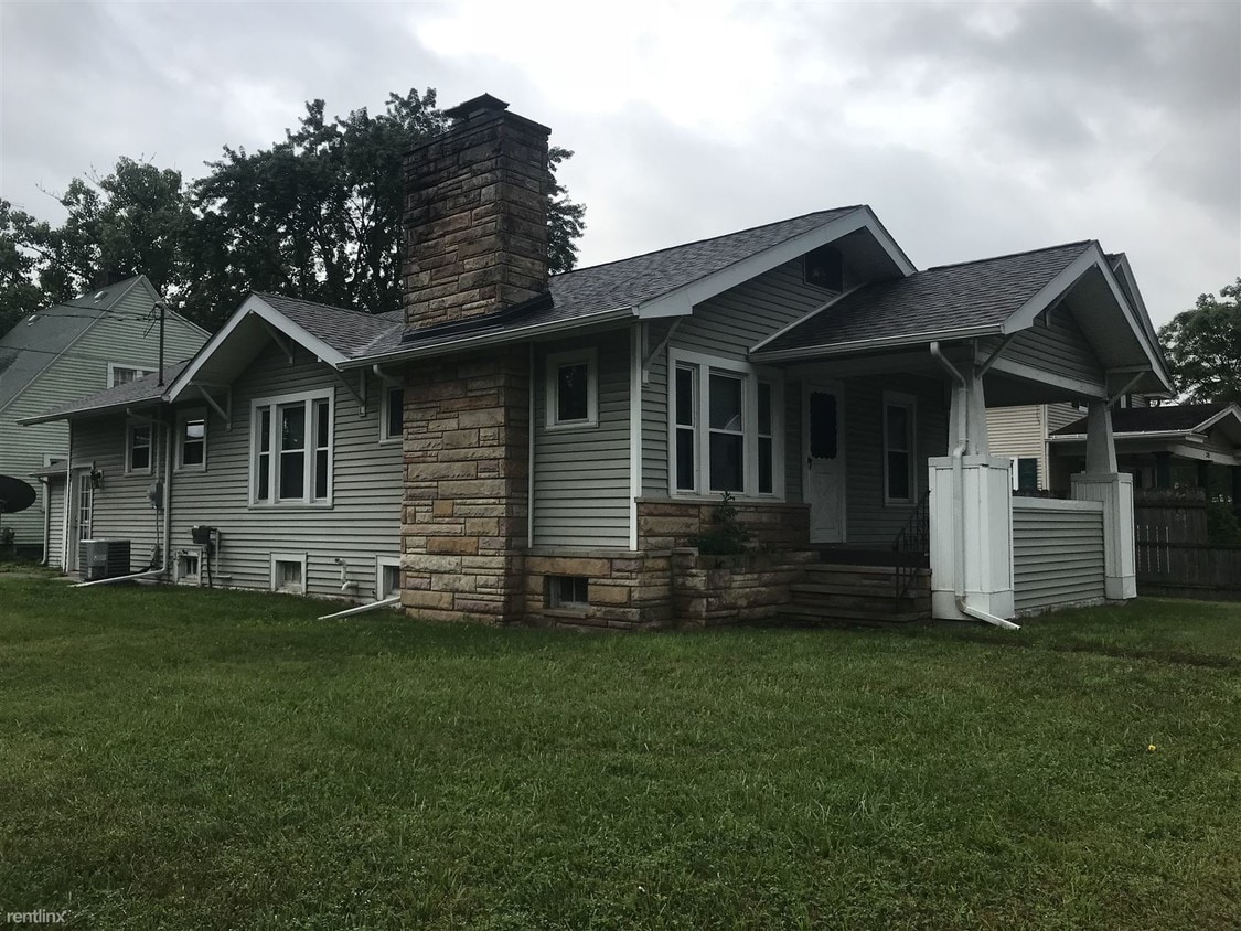 2 br, 1 bath House 207 E McDevitt Ave House Rental in Jackson, MI