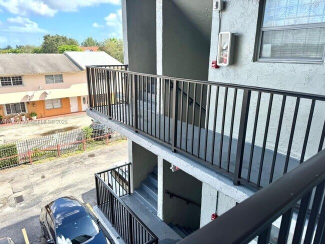 Building Photo - 305 W 68th St