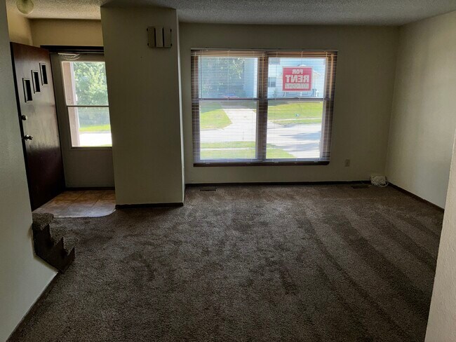 Una bonita vista de la sala de estar y la puerta principal. - 1205 Randolph St