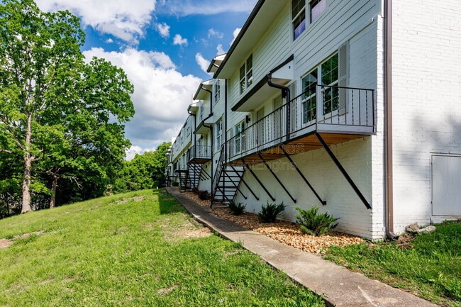 Building Photo - 400 Gallery Ln