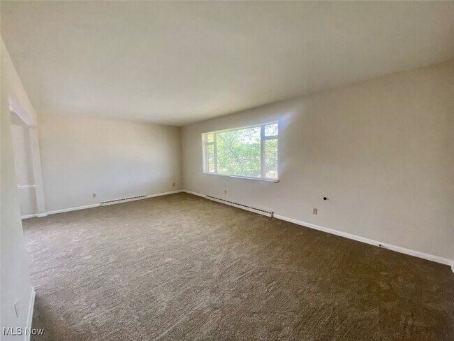 Foto del edificio - 463 Treeside Dr