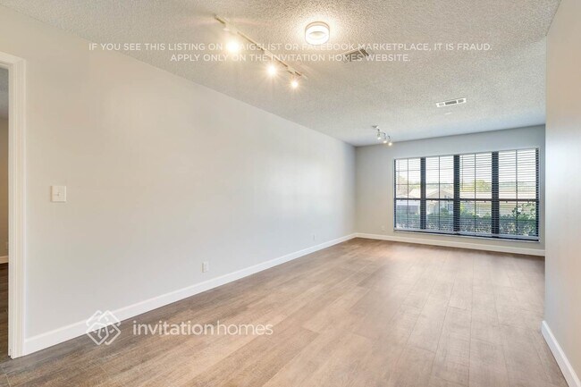 Foto del edificio - 6241 Cranberry Ln E