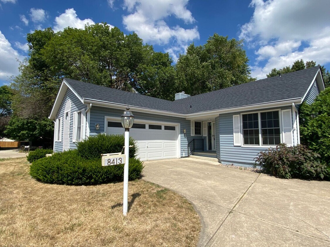 Spacious 3 Bedroom 2 Bath Home House Rental in Urbandale, IA