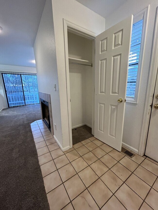 Foto del edificio - 2-Bedroom Condo for Rent in North Boulder