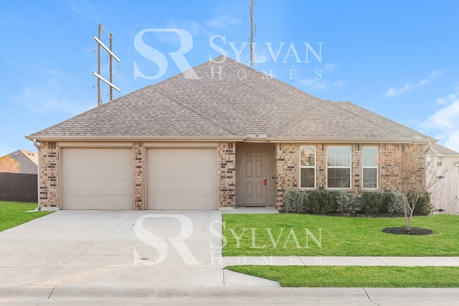 Foto del edificio - Fall in love with this beautifully maintained 4BR 2BA brick home