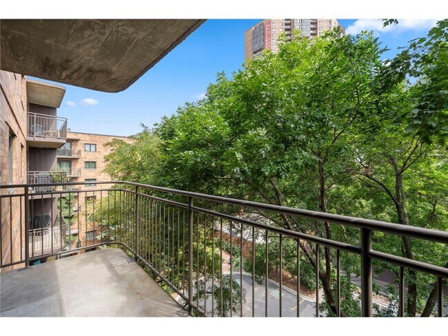 Foto del edificio - 210 W Grant St