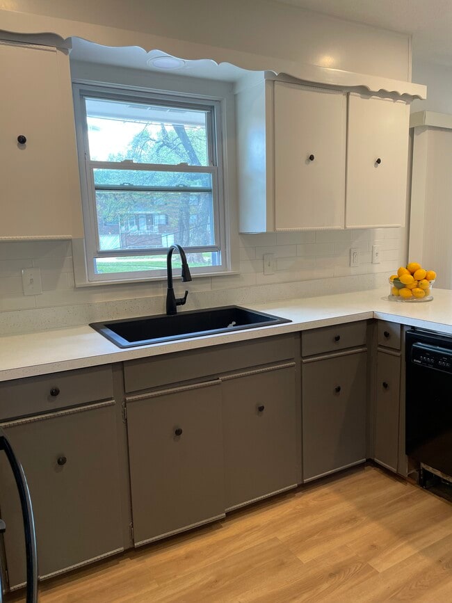 Foto del edificio - 7016 Antioch Rd