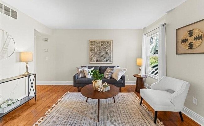 Foto del edificio - 120 Reflections Dr