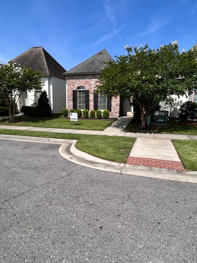 Building Photo - 3 br house by U club! Dbl garage, upgrades...