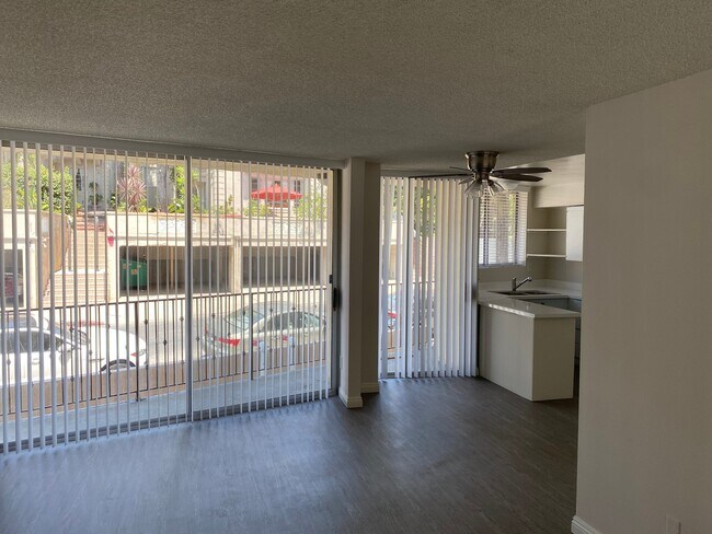 Foto del edificio - 7100 Hillside Ave