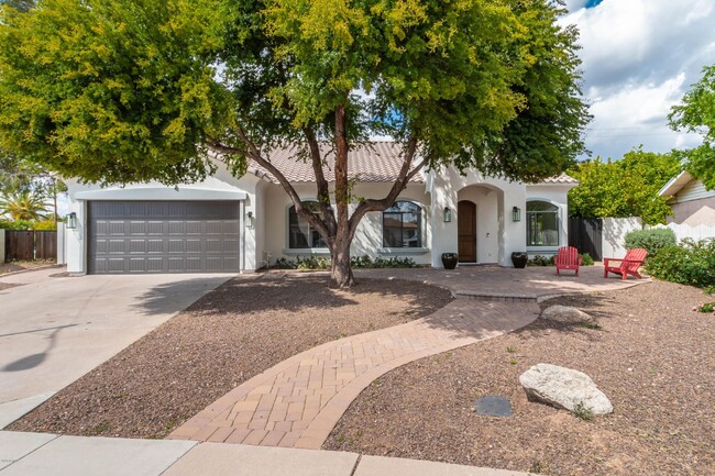 Building Photo - 8220 E Sage Dr