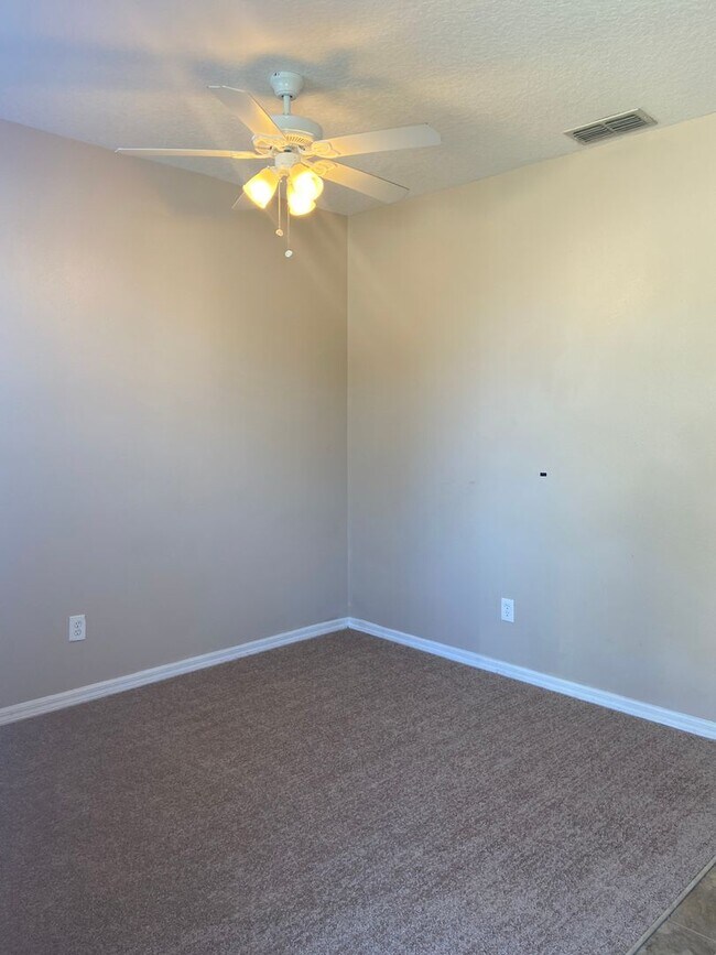 Building Photo - 4Bdrm 2Bath 1 Car Garage -- Gated Communit...