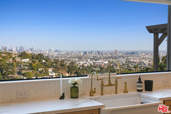 Foto del edificio - 2720 Hollyridge Dr