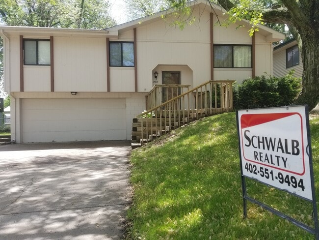 Great location! 3 bed, 2 bath home in southwest Omaha. - Great location!  3 bed, 2 bath home in southwest Omaha.