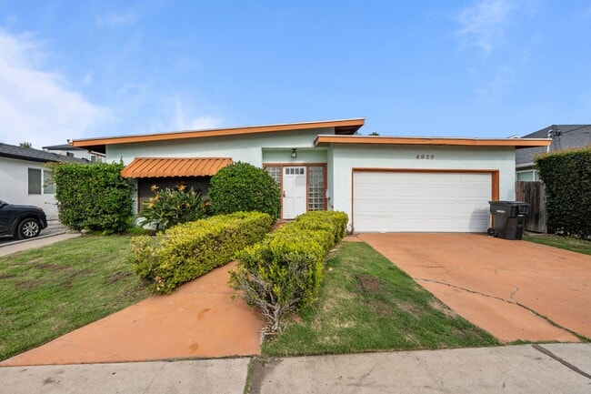 Building Photo - Attached garage + no back house!