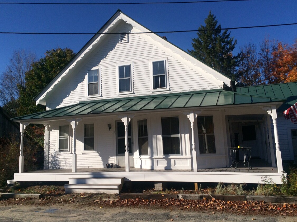 Old pic of the front. All new windows installed since this was taken. - 14 Poplar St