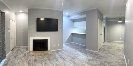 Building Photo - 7037 N Holiday Dr