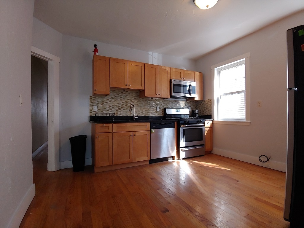 Primary Photo - 29 Ridgewood St