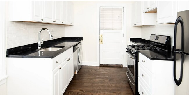 Foto del edificio - 3825 N Greenview Ave