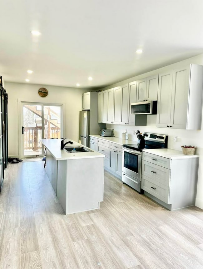 Building Photo - 3 Bedrooms - 2 Bathroom Apartment - Availa...