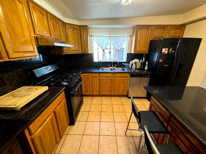 Primary Photo - 2120 E 17th St