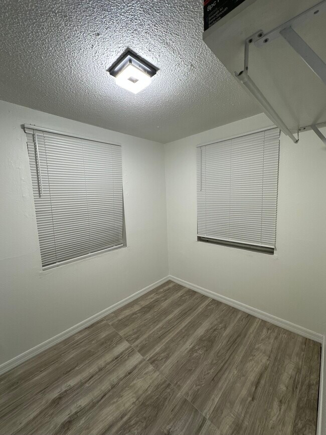 Dormitorio 2 - 645 W 12th St