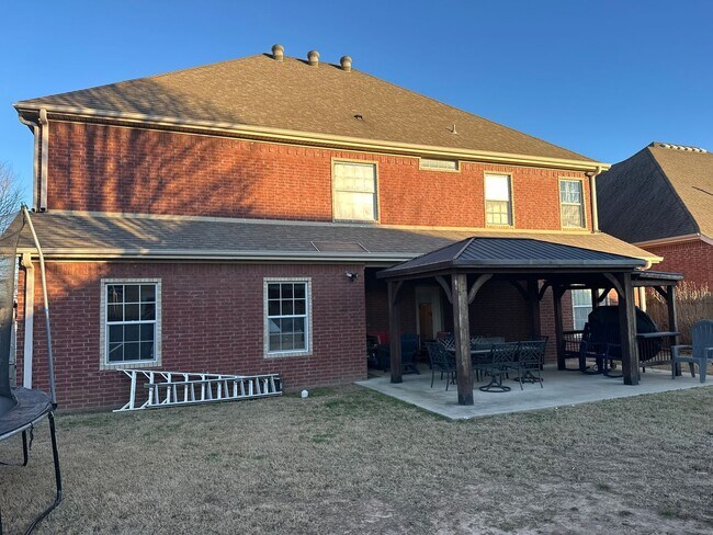 Building Photo - Available March 1st!  Modern 5-Bedroom 4-Bathroom Home in SW Bentonville