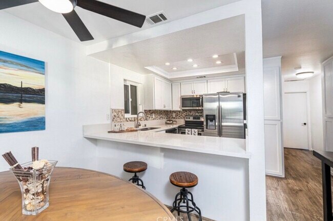 Foto del edificio - 24311 Canyon Lake Dr N