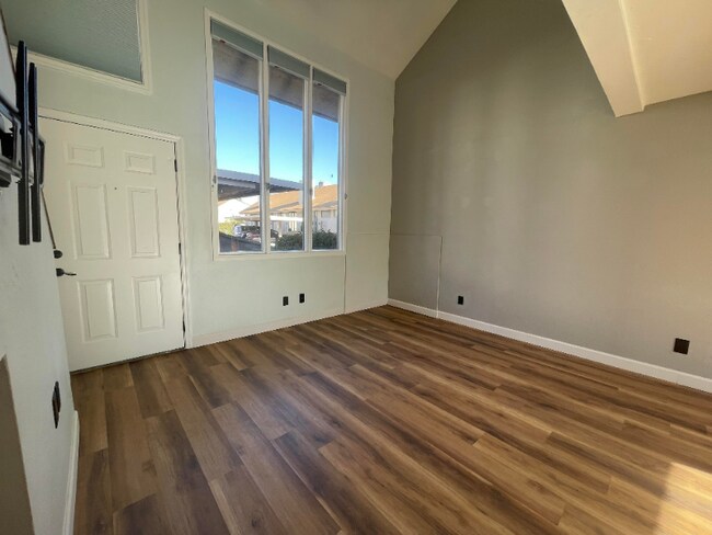 Building Photo - 4240 N Longview Ave