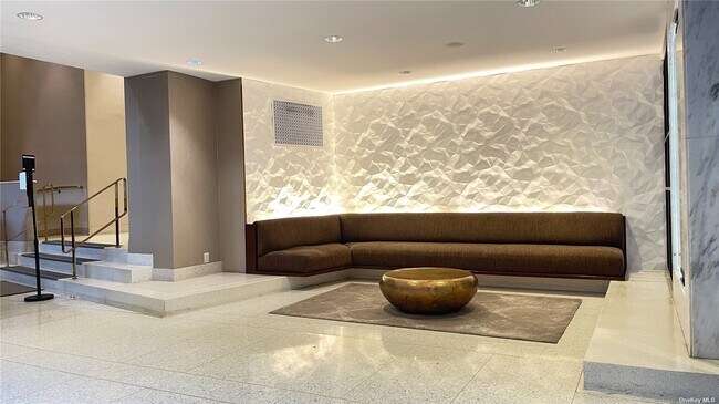 Foto del edificio - 66-36 Yellowstone Blvd