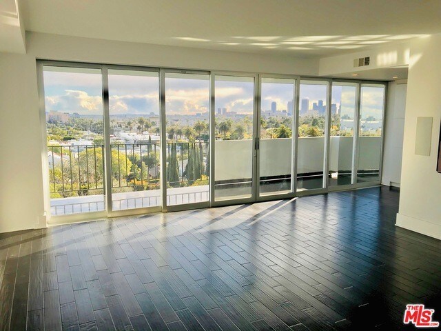 Foto principal - 818 N Doheny Dr