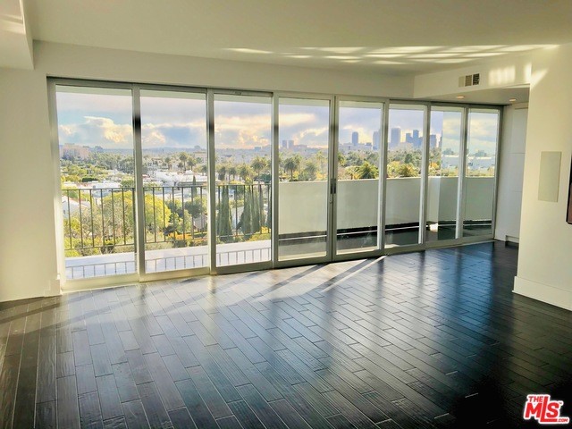 Primary Photo - 818 N Doheny Dr