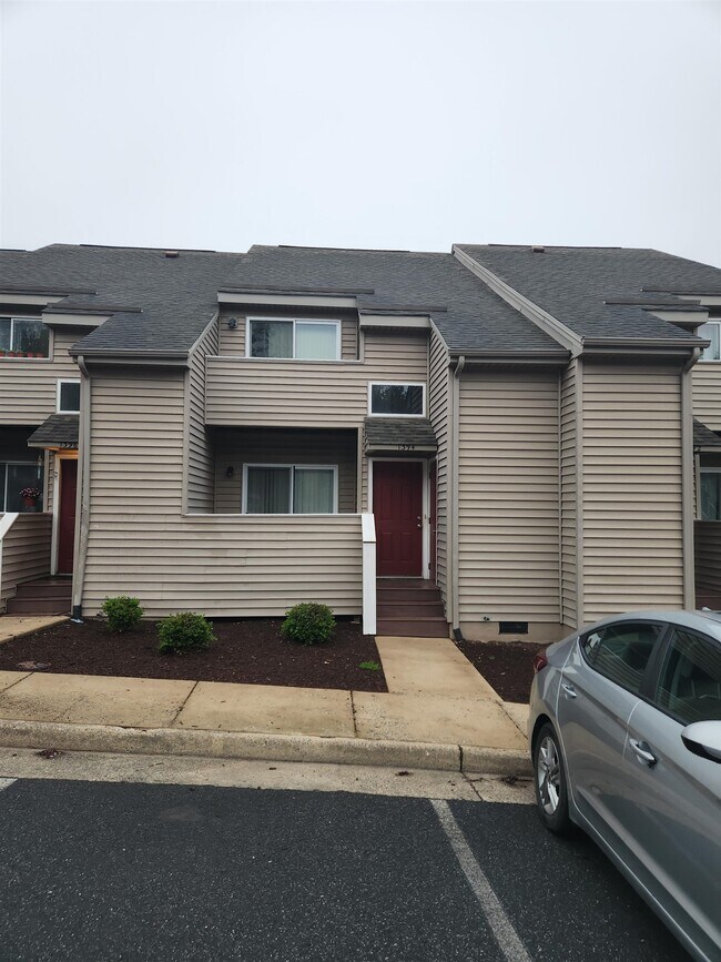 Building Photo - 1394 Bradley Dr