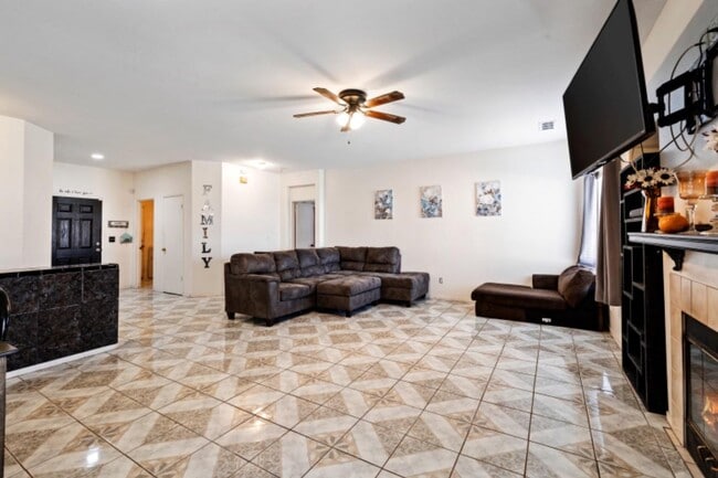 Building Photo - 4 Bedroom 2 Bath