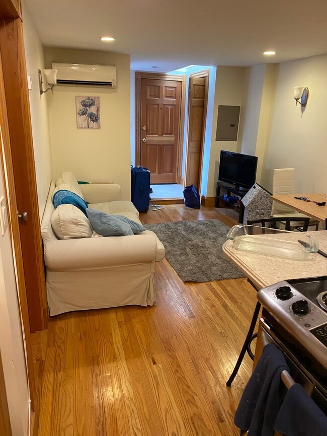 Building Photo - 39 Charles St