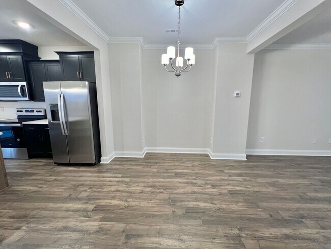 Foto del edificio - Like New 3 Bed, 4 Bath Townhome w/ 2 Car Garage