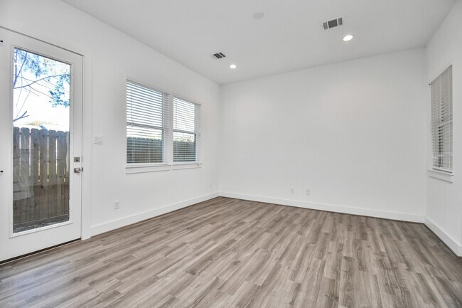 Foto del edificio - 9020 Laverne Laurel Ln