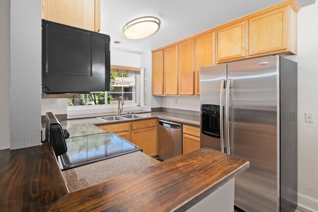 Building Photo - 2 Bed 2 Bath Top floor Corner Unit