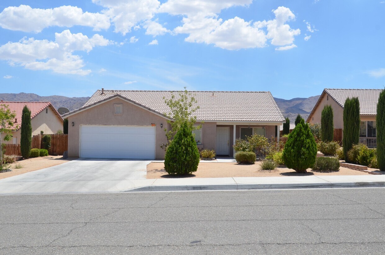 Primary Photo - Don't Miss This Beautiful Desert Vista Home!