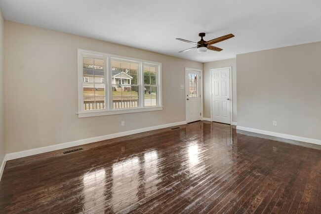 Building Photo - *RENOVATED & MOVE-IN READY* 3 BR, 2 BA in ...