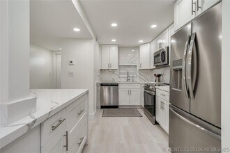 Building Photo - 411 S Hollybrook Dr