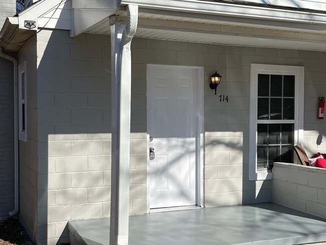 Building Photo - 714 Rainbow Ave
