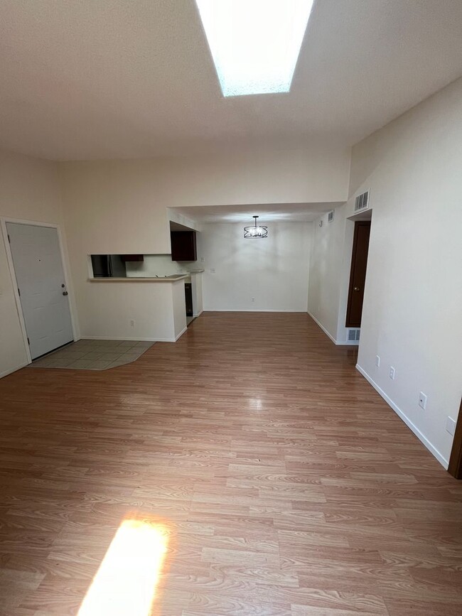 Building Photo - 3 Bed 2 Bath Updated Unit in Robinwood
