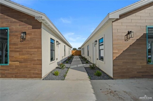 Building Photo - 11 E Viviana St